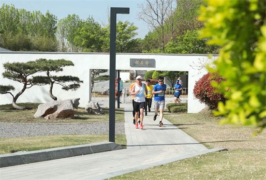 2023年4月16日上午，德鄰社首屆踏春樂跑在美麗的正直公園歡樂開跑。