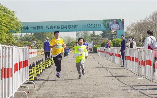 2023年4月16日上午，德鄰社首屆踏春樂跑在美麗的正直公園歡樂開跑。